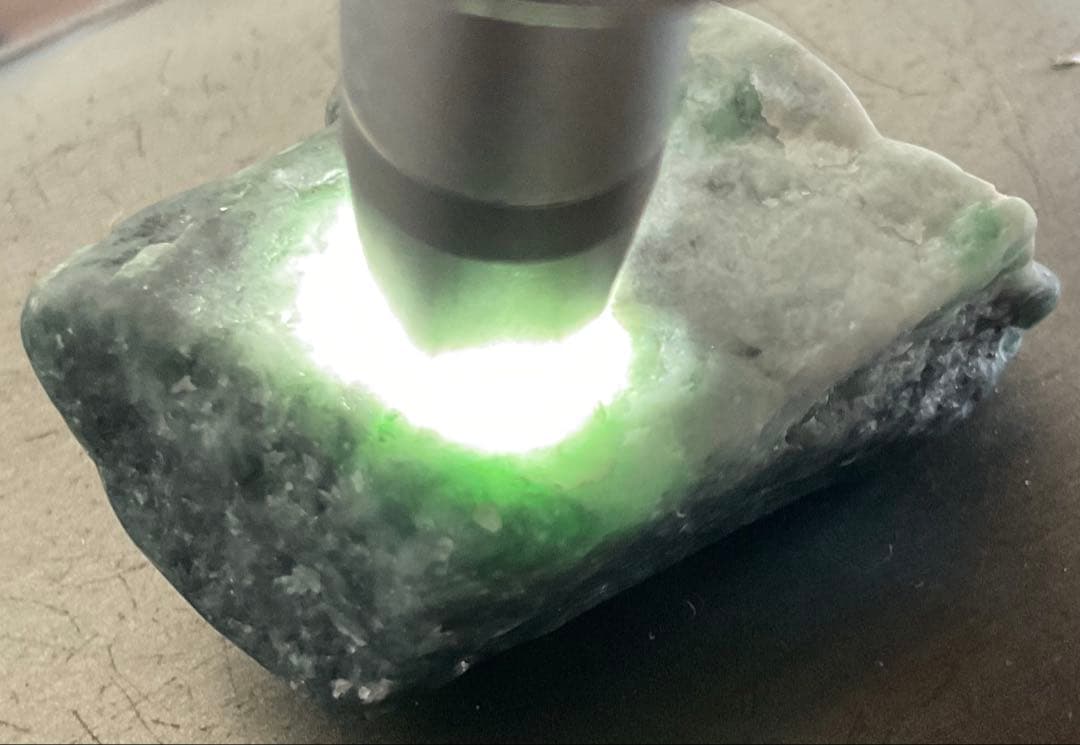 黒×緑色　糸魚川翡翠海石36g ヒスイ　ひすい　須沢