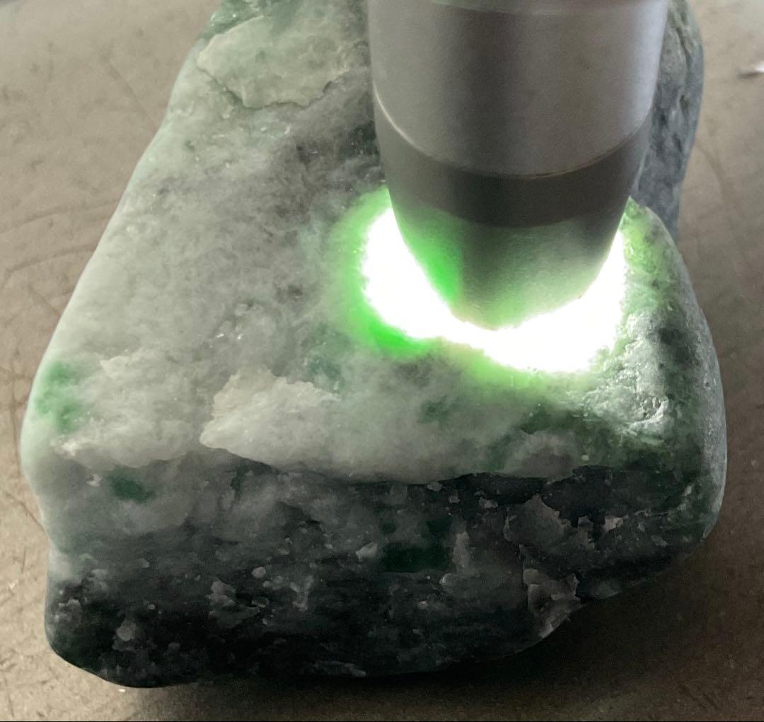 黒×緑色　糸魚川翡翠海石36g ヒスイ　ひすい　須沢