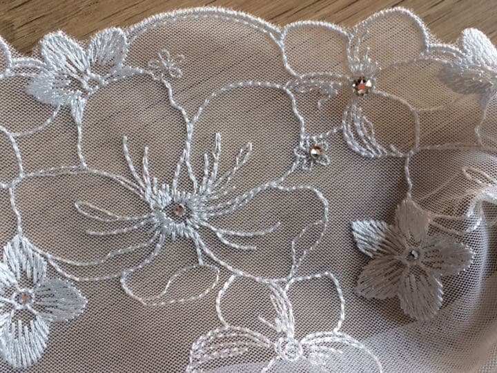 不織布マスクカバー No.424 ホワイト系花柄刺繍チュール