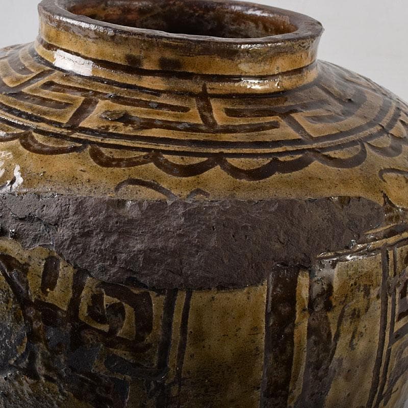 琉球陶器　壺屋焼　褐釉掻き落とし花文壺　時代箱　C　7752C