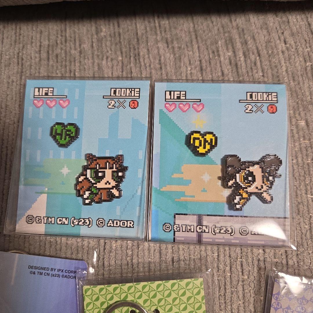 NewJeans　雑貨 ピンバッジ パスケース