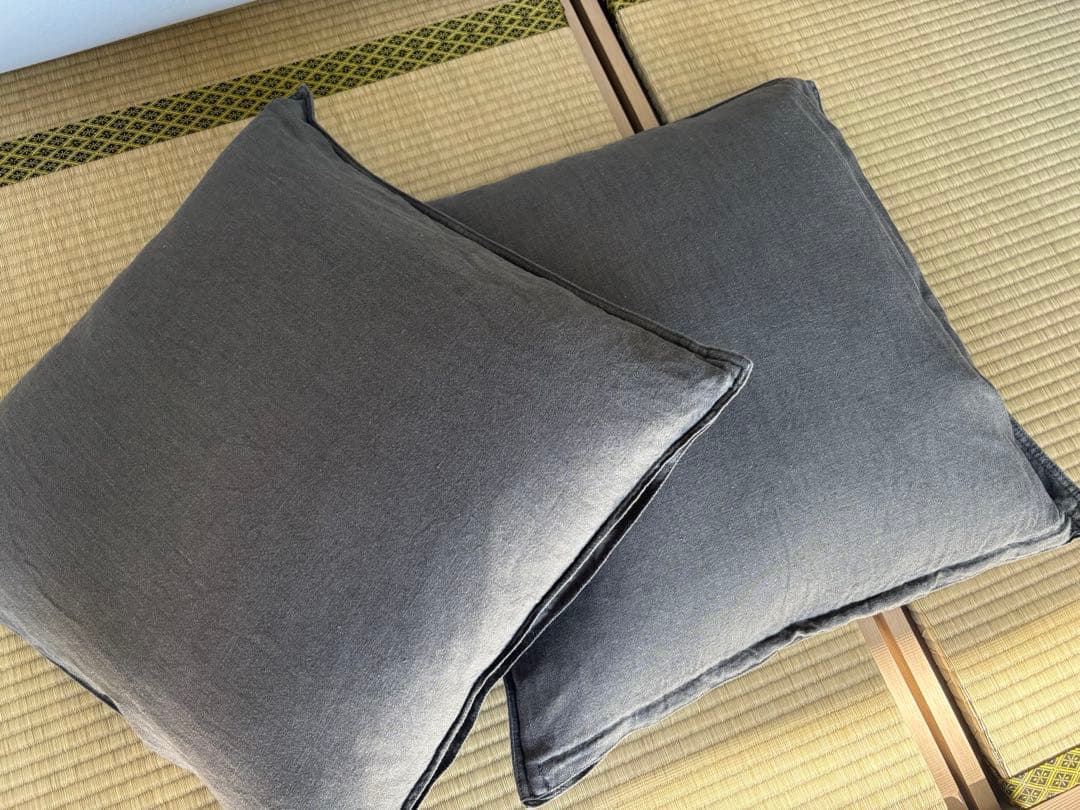 グレーの正方形クッション 2つセット