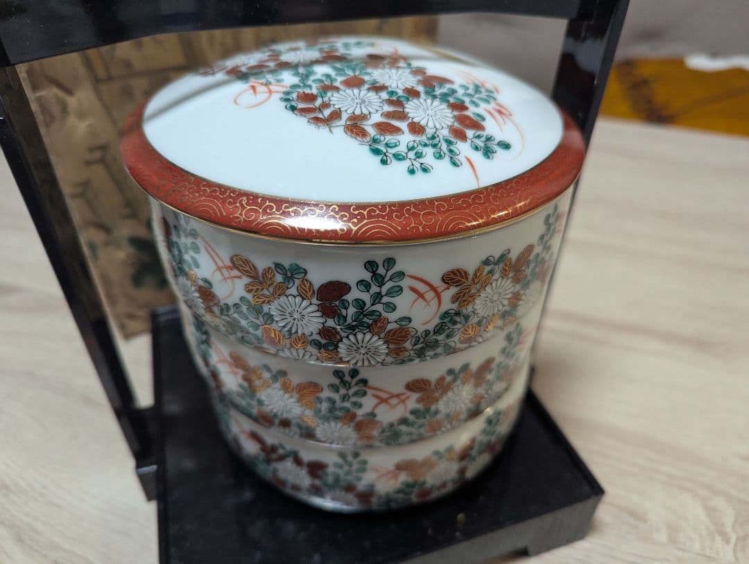 九谷焼　盆付き3段重　k-264　垣菊柄