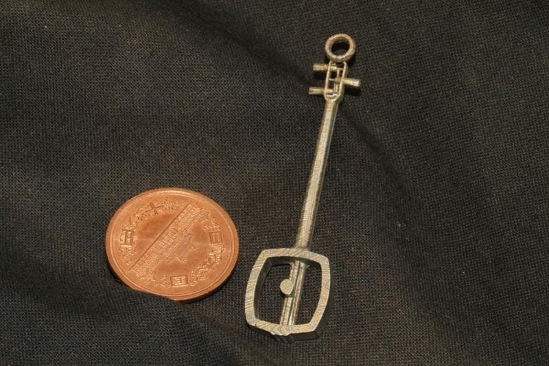 音色の記憶 - 三味線モチーフのコバルトクロムネックレス