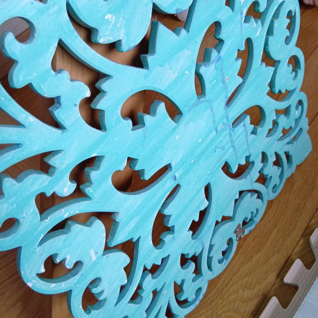 青い装飾的な花模様の壁掛けパネル　唐草模様　壁絵画風模様　高級