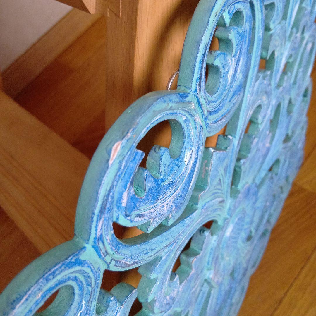 青い装飾的な花模様の壁掛けパネル　唐草模様　壁絵画風模様　高級