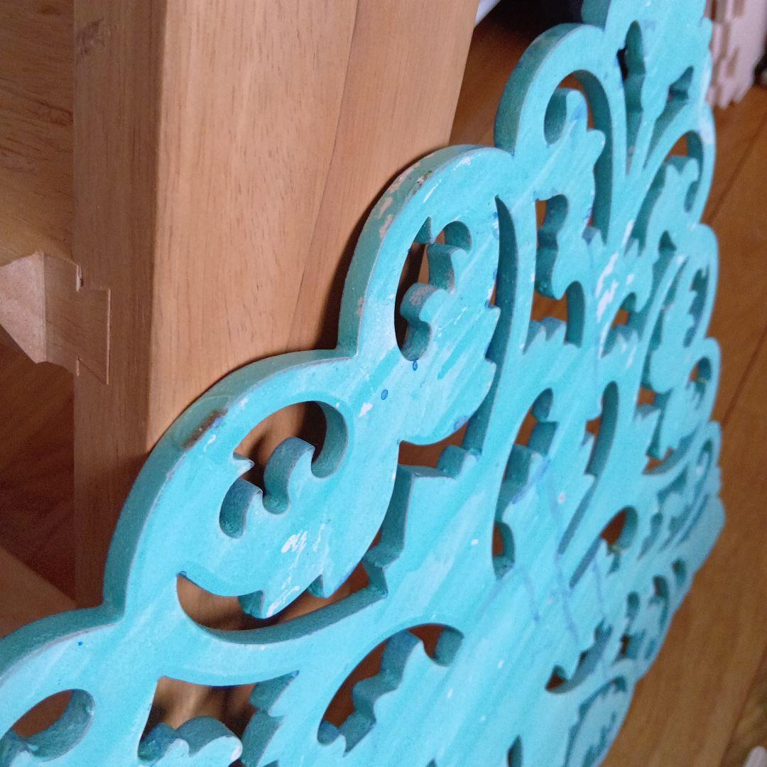 青い装飾的な花模様の壁掛けパネル　唐草模様　壁絵画風模様　高級