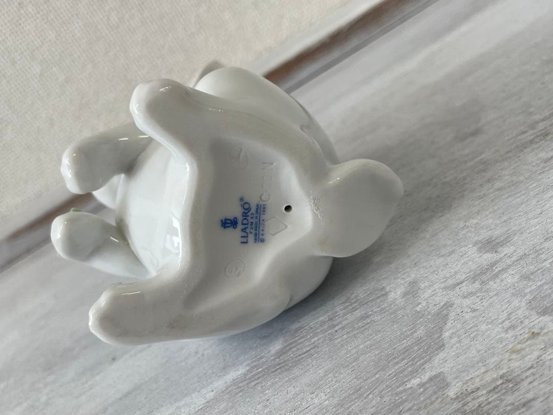 ［最終お値下げ］リヤドロ 「花飾りの白うさぎ」フィギュリン