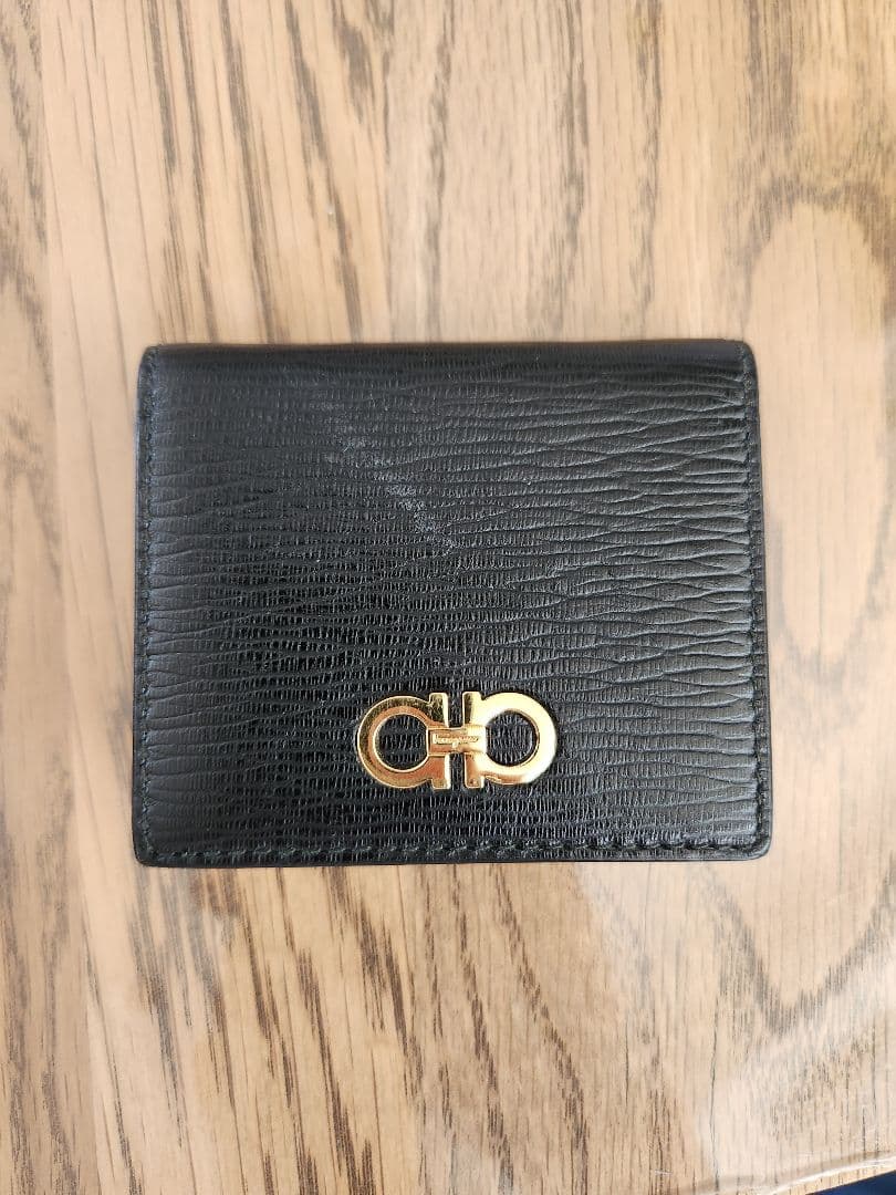 【美品】フェラガモ　Ferragamo　ブラックレザーケース 金色ロゴ付き