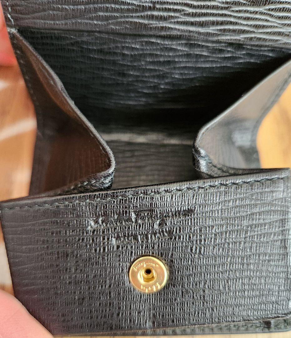 【美品】フェラガモ　Ferragamo　ブラックレザーケース 金色ロゴ付き