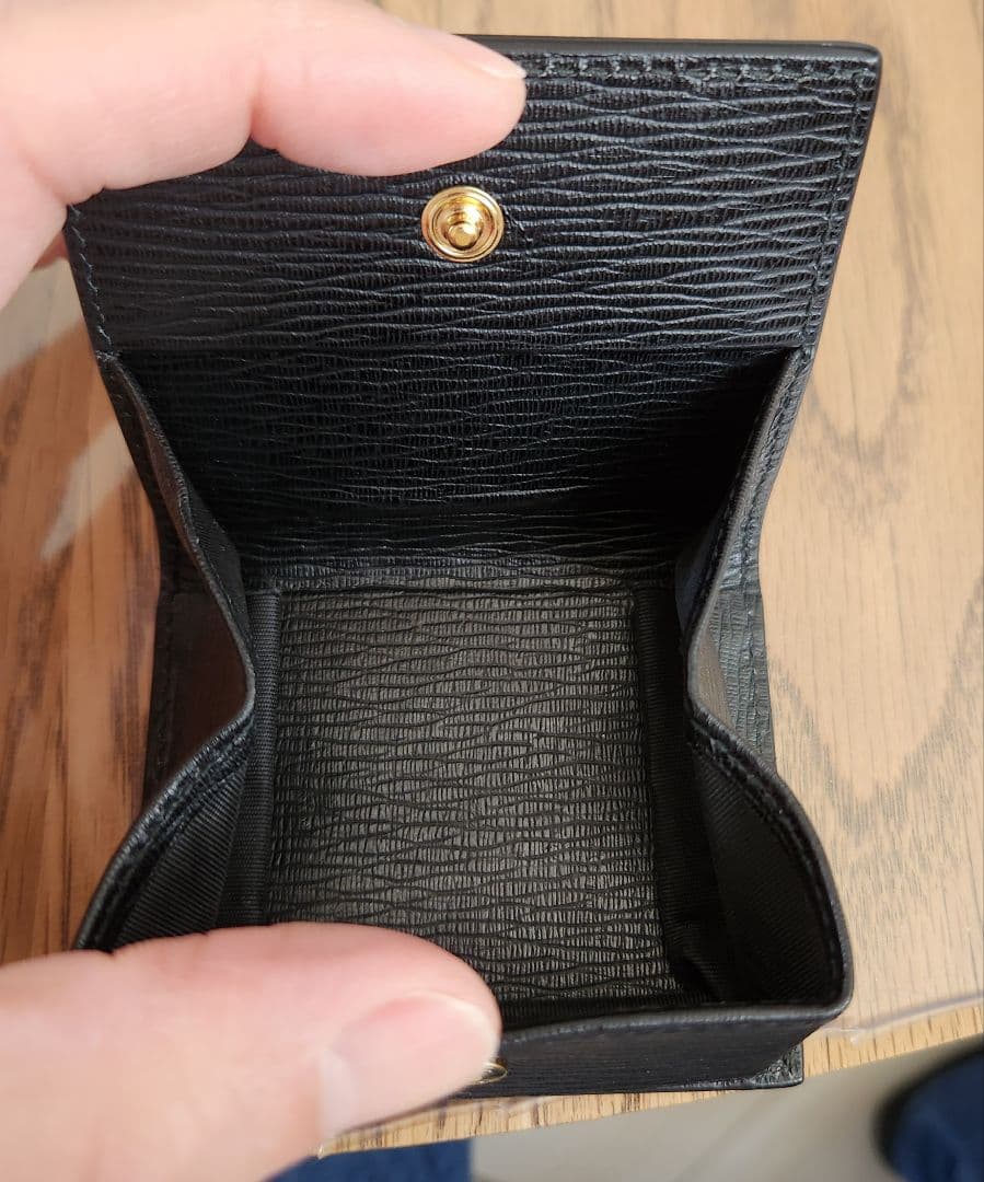 【美品】フェラガモ　Ferragamo　ブラックレザーケース 金色ロゴ付き