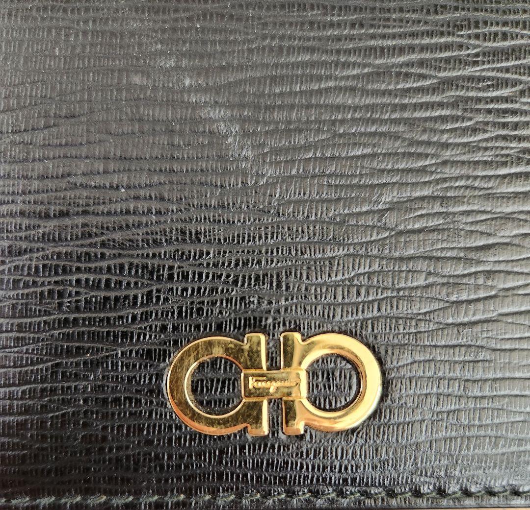 【美品】フェラガモ　Ferragamo　ブラックレザーケース 金色ロゴ付き