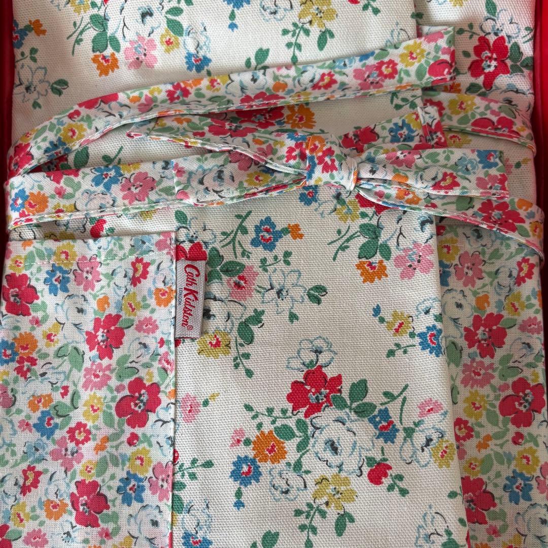 Cath Kidston 花柄エプロン＆ ポットホルダー✴︎ギフトセット✴︎箱入り✴︎
