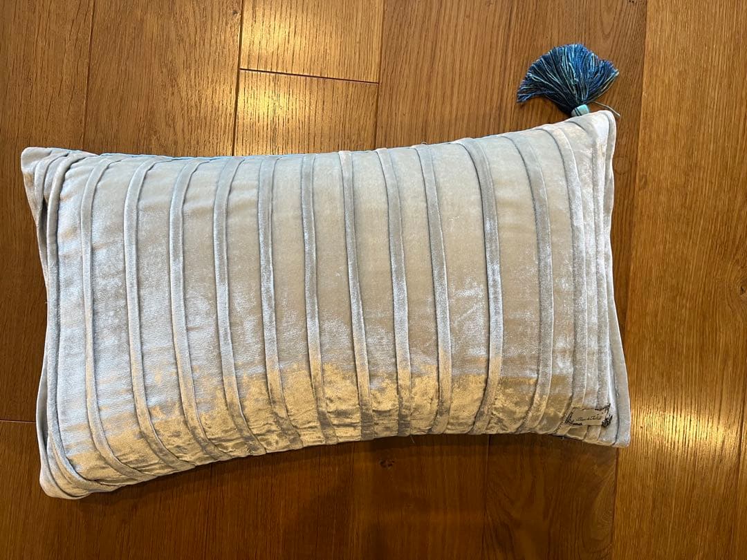 ベアトリス　ラヴァル　ベルベット　クッション　　フランス製