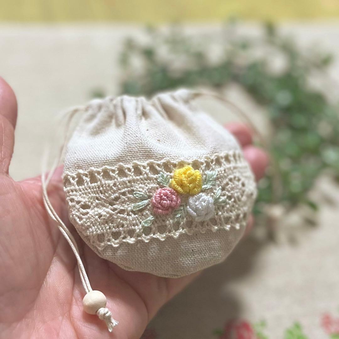 No.2306-65 手のひら巾着サシェ 香り袋 綿麻 ローズ刺繍 黄白ピンク