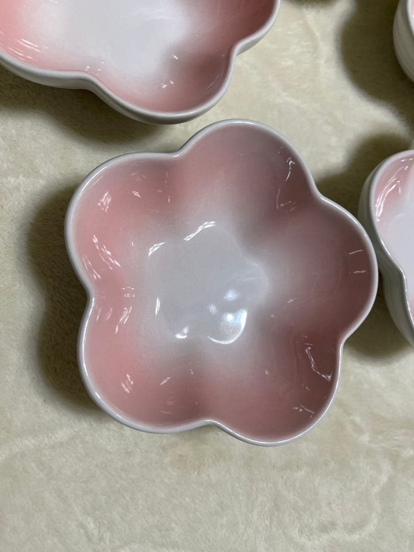 ほぼ新品未使用　ル・クルーゼ　フラワーボウル　シュガーピンク？　５枚セット　（2