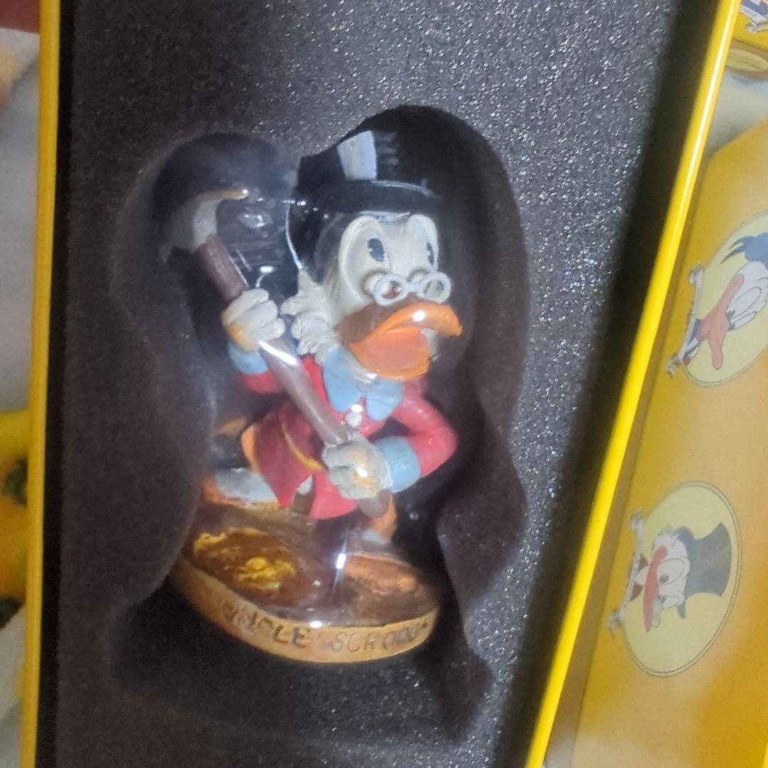 スクルージ☆シリアルナンバー入り フィギュア 缶バッジ