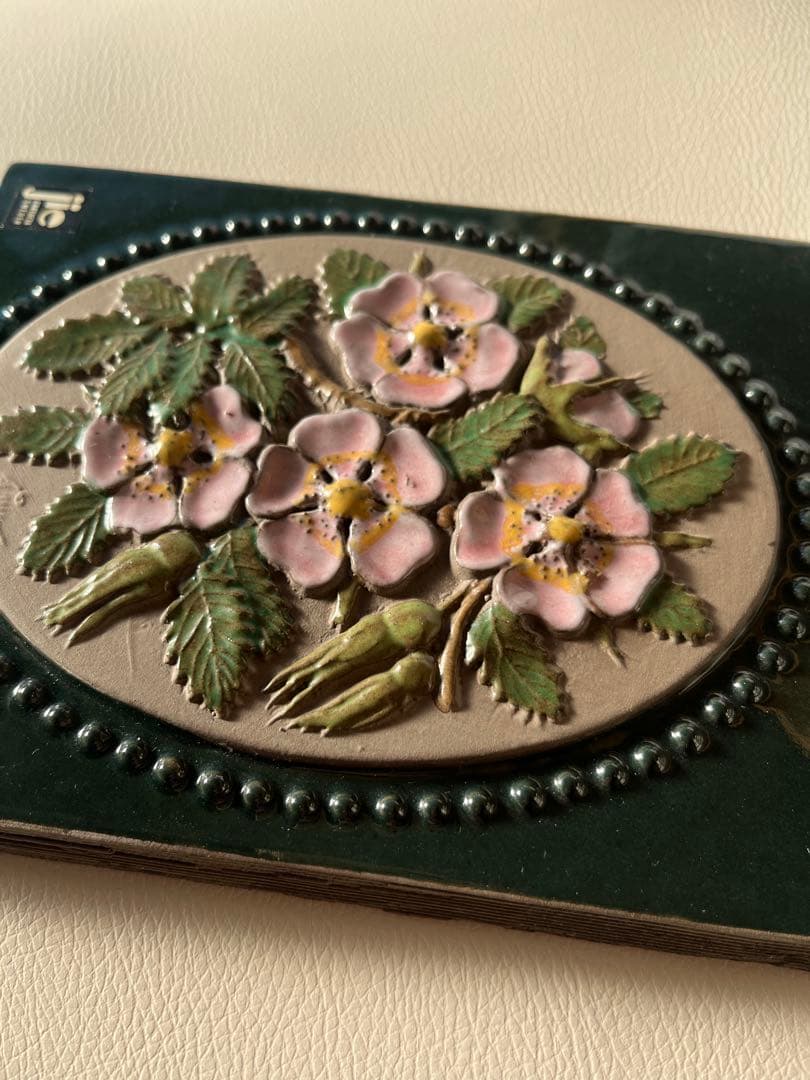 Jie Gantofta（ジイ・ガントフタ）　ローズヒップ　陶板