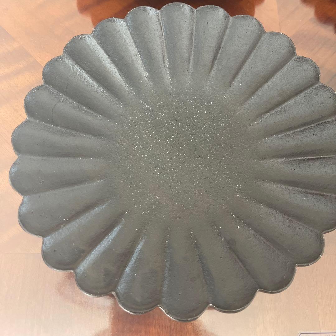高島大樹　器　　黒釉輪花 23cm