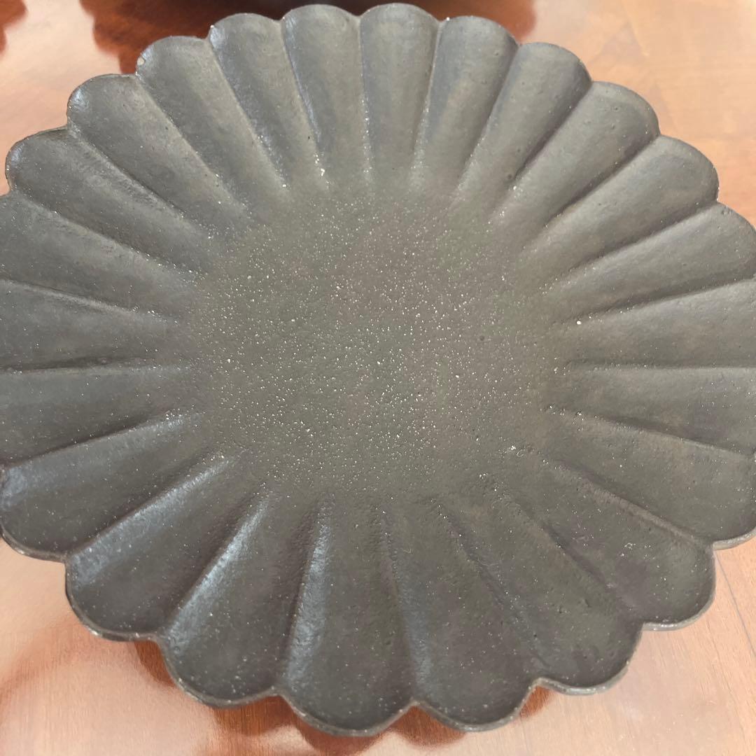 高島大樹　器　　黒釉輪花 23cm