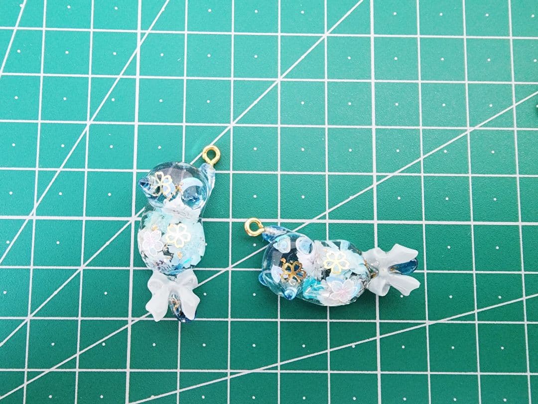 ハンドメイド チャーム パーツ じゃれ猫 100個セット