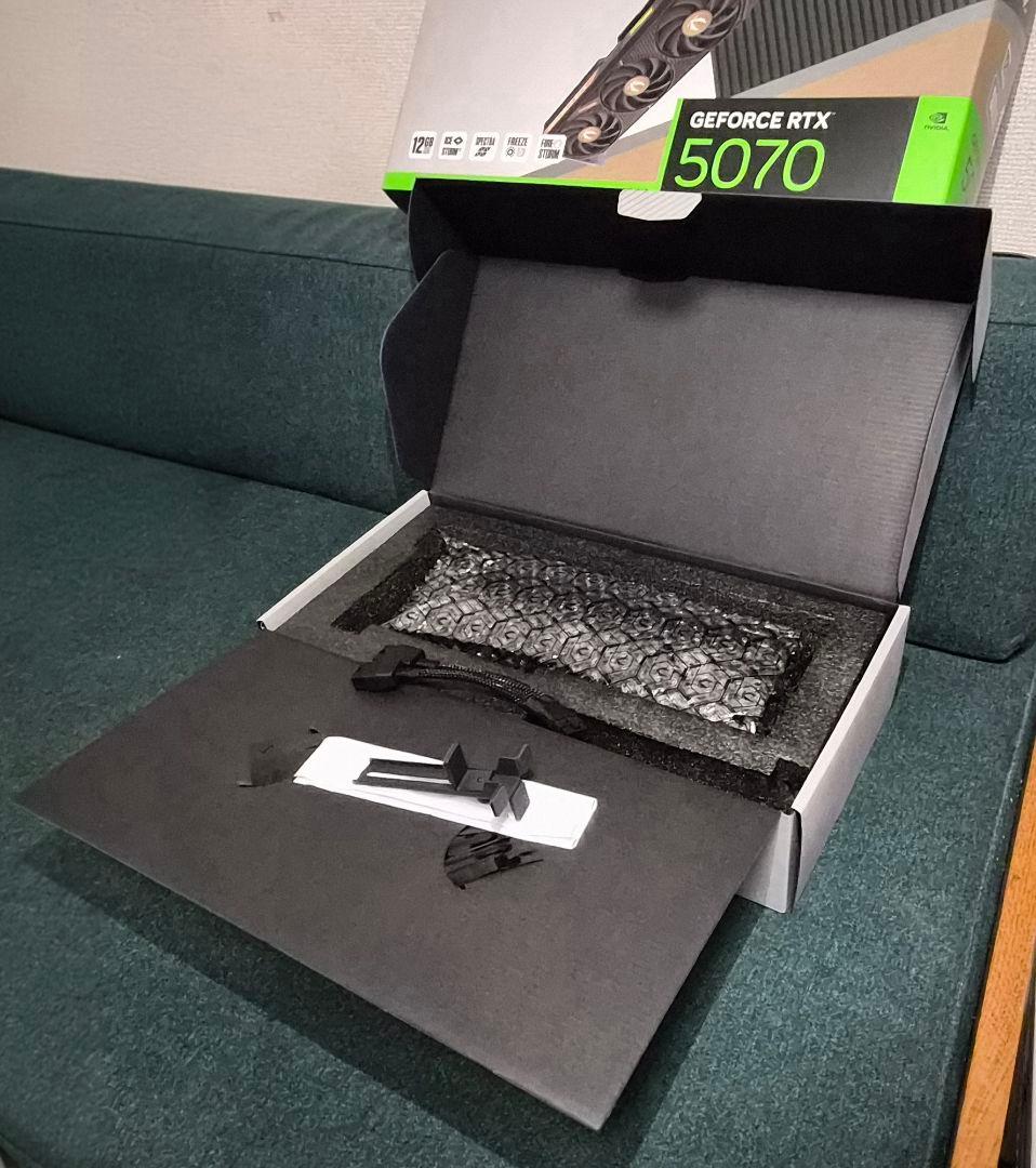 【美品】ZOTAC GeForceRTX5070 SOLID OC 12GB