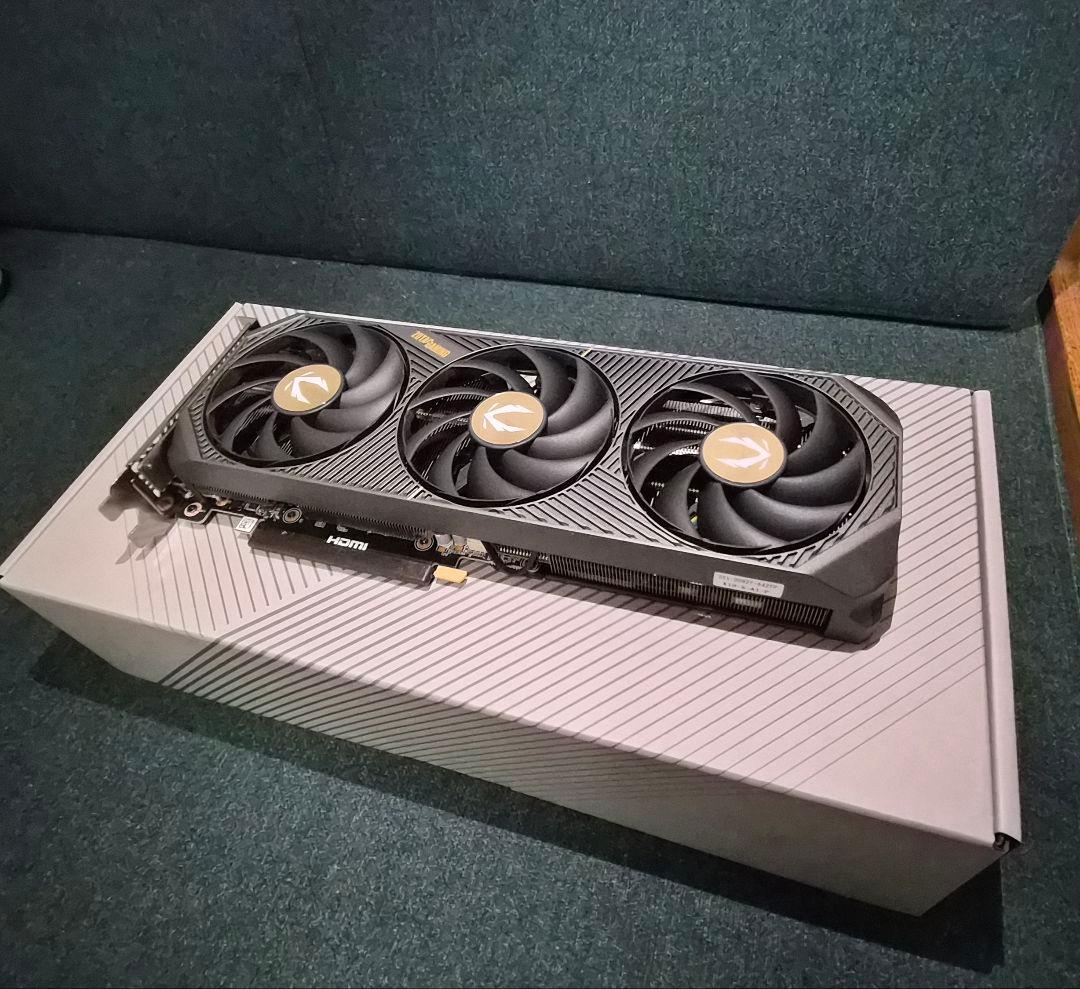 【美品】ZOTAC GeForceRTX5070 SOLID OC 12GB