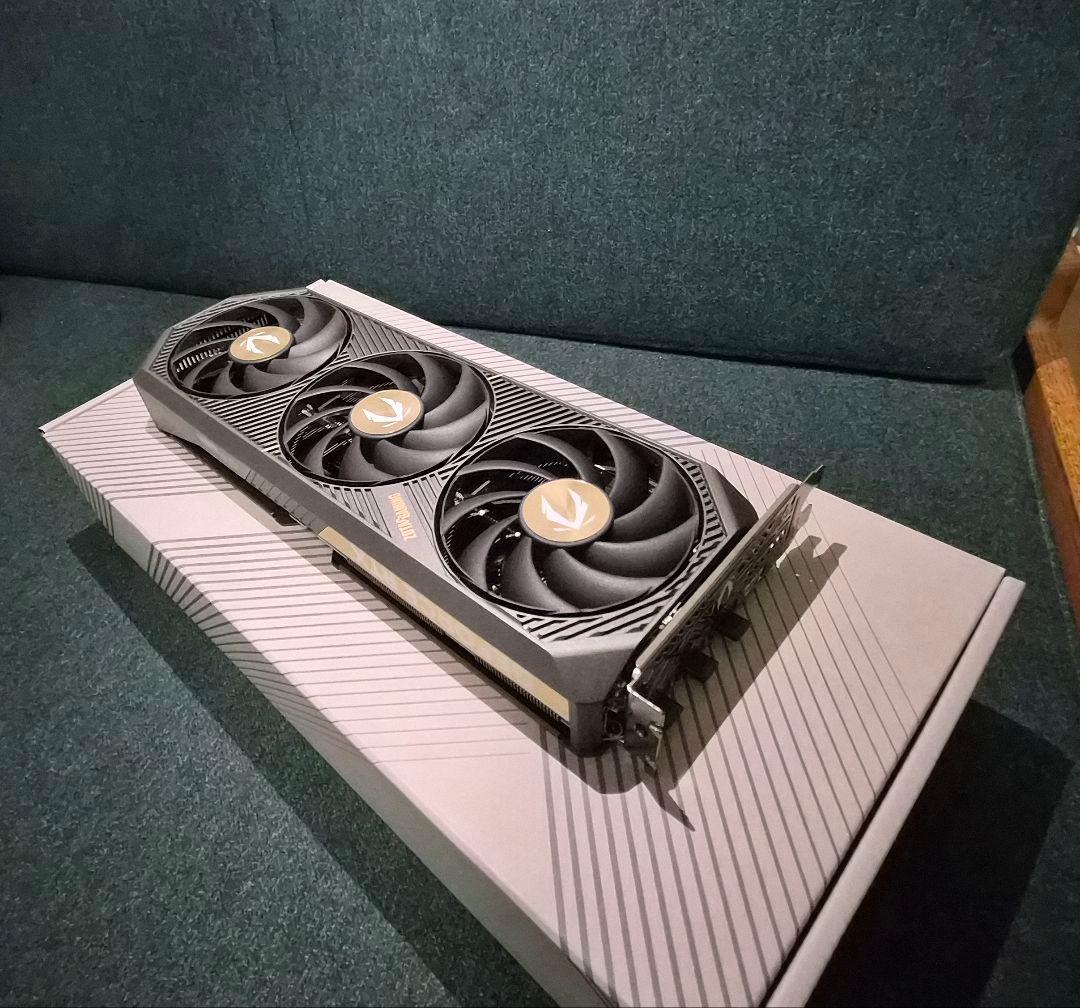 【美品】ZOTAC GeForceRTX5070 SOLID OC 12GB