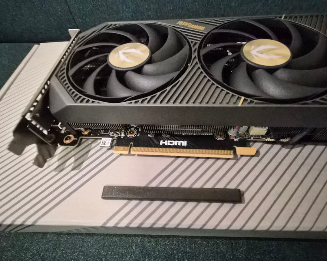 【美品】ZOTAC GeForceRTX5070 SOLID OC 12GB