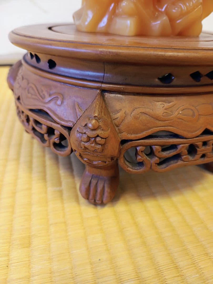 琥珀色の布袋様 彫刻 木製台座付き　3月8日まで