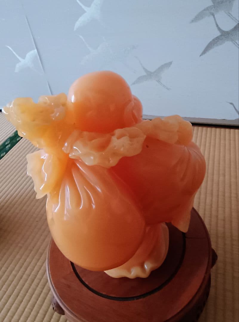 琥珀色の布袋様 彫刻 木製台座付き　3月8日まで