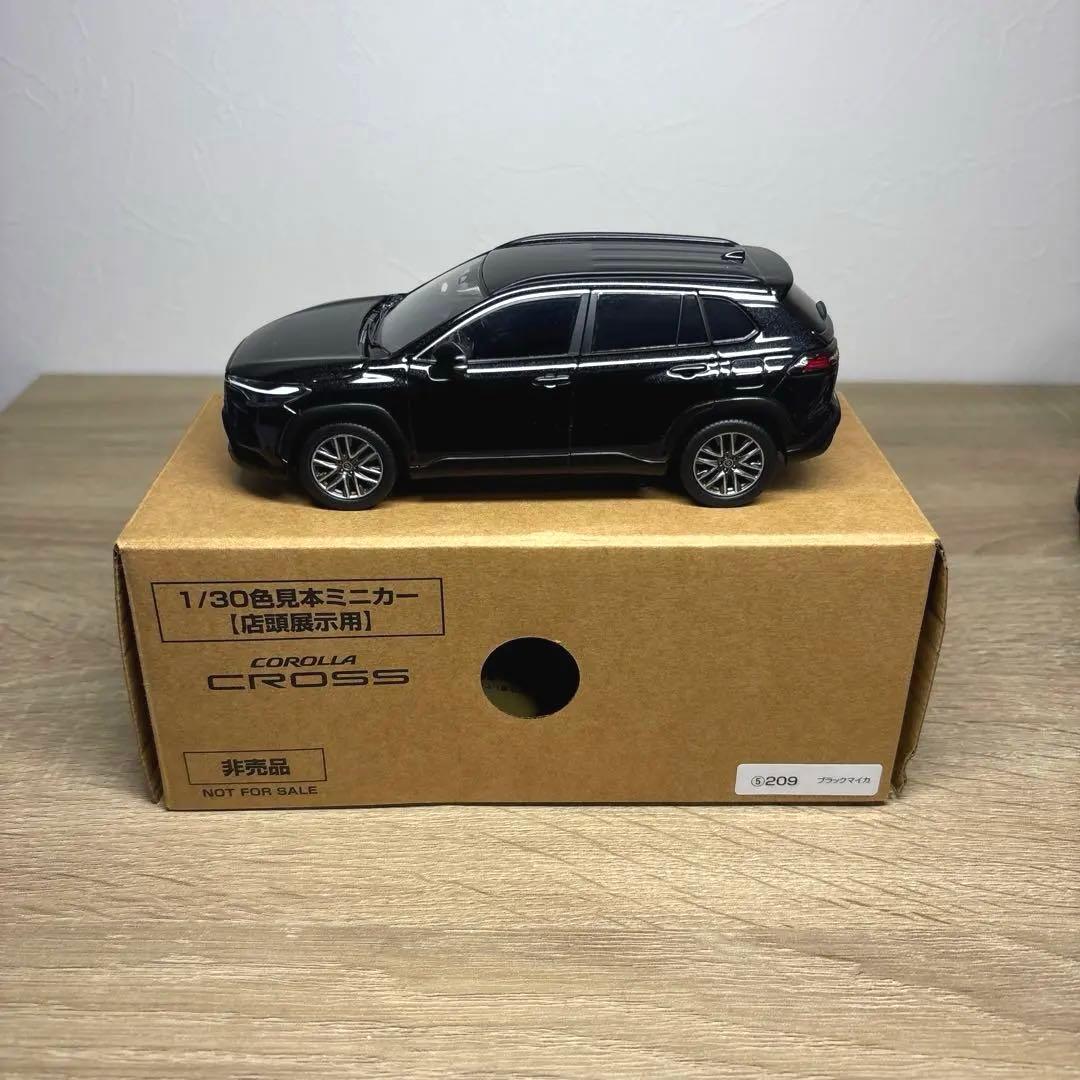 新型 トヨタ カローラクロス 1/30カラーサンプル ミニカー ブラックマイカ