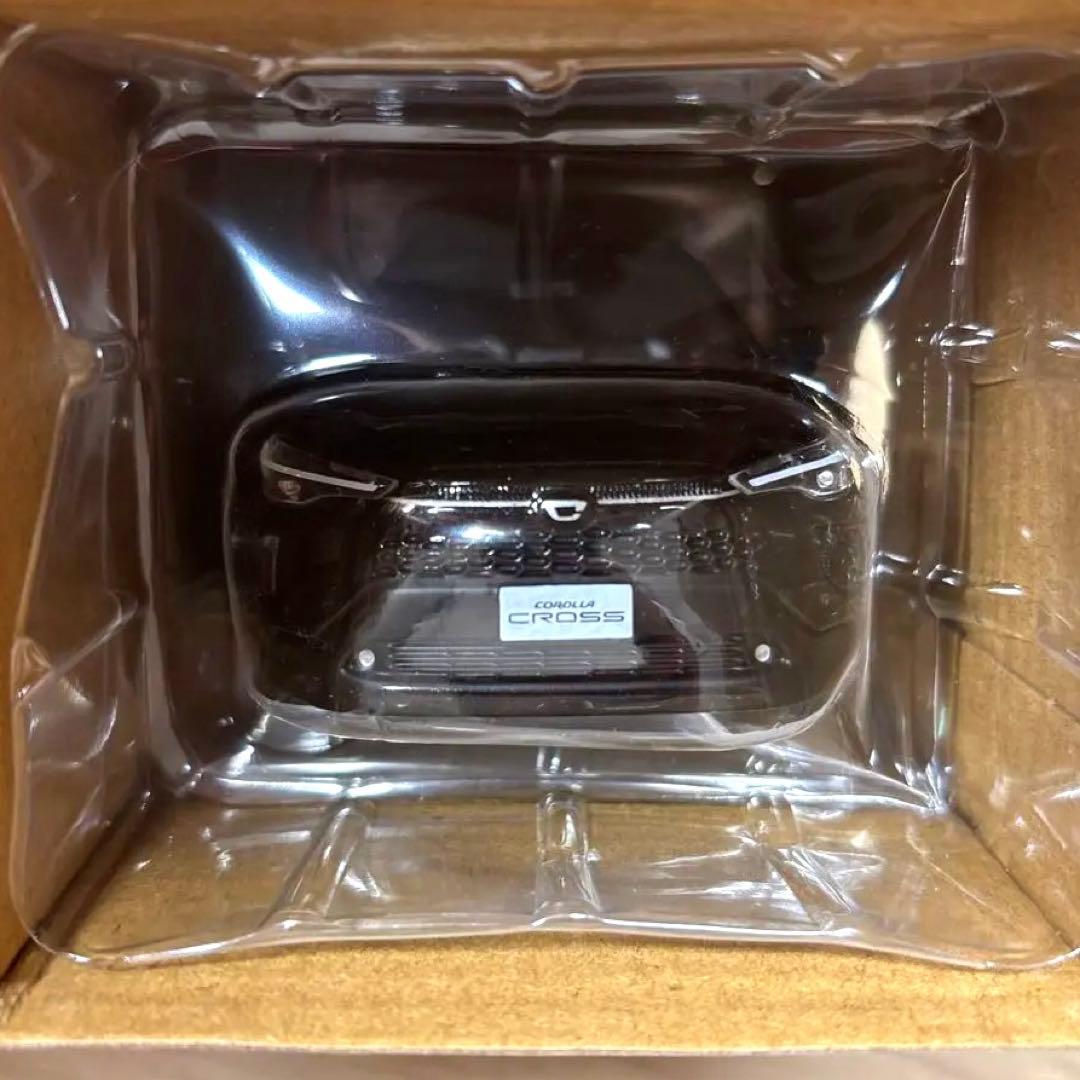 新型 トヨタ カローラクロス 1/30カラーサンプル ミニカー ブラックマイカ