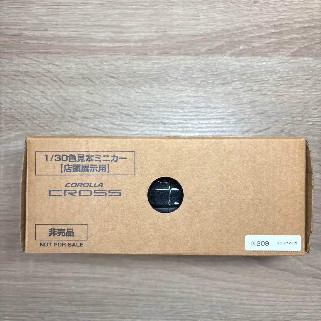 新型 トヨタ カローラクロス 1/30カラーサンプル ミニカー ブラックマイカ