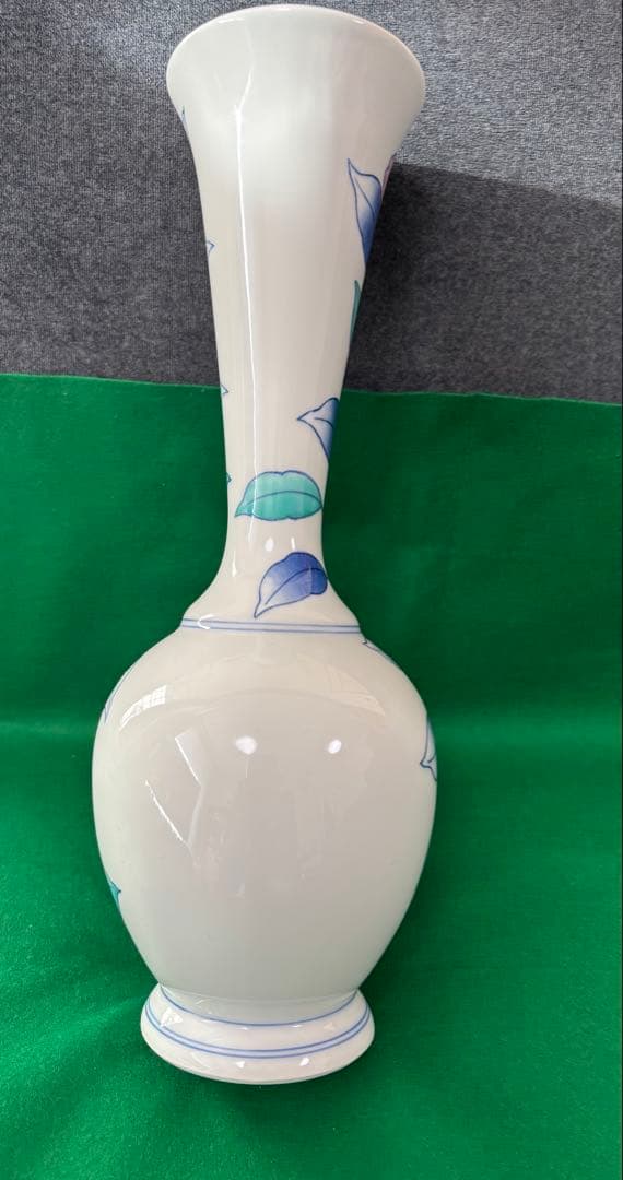有田焼　華山窯　高級　花柄陶器製フラスコ型花瓶、壺。