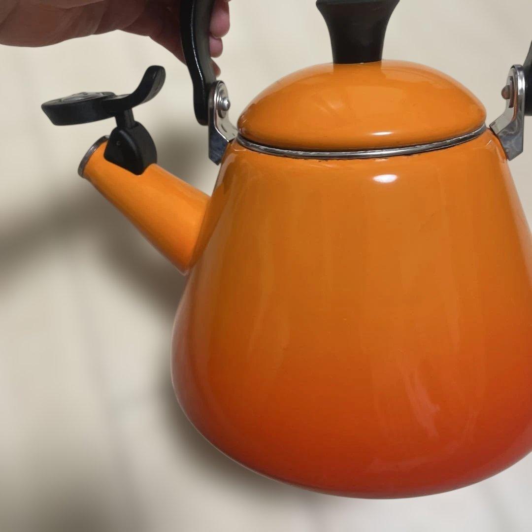 オレンジ色の金属製やかん1.6