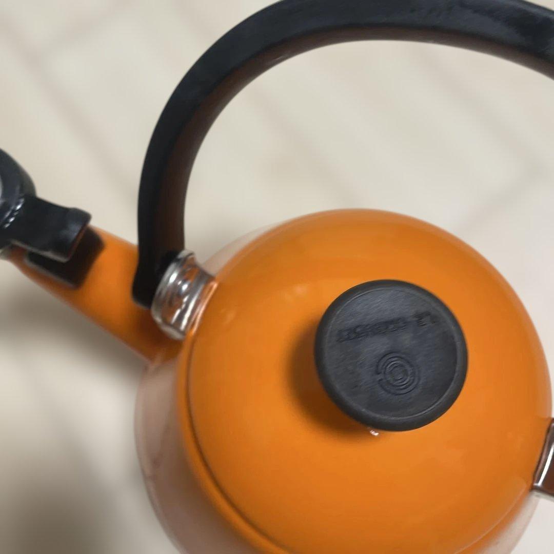 オレンジ色の金属製やかん1.6