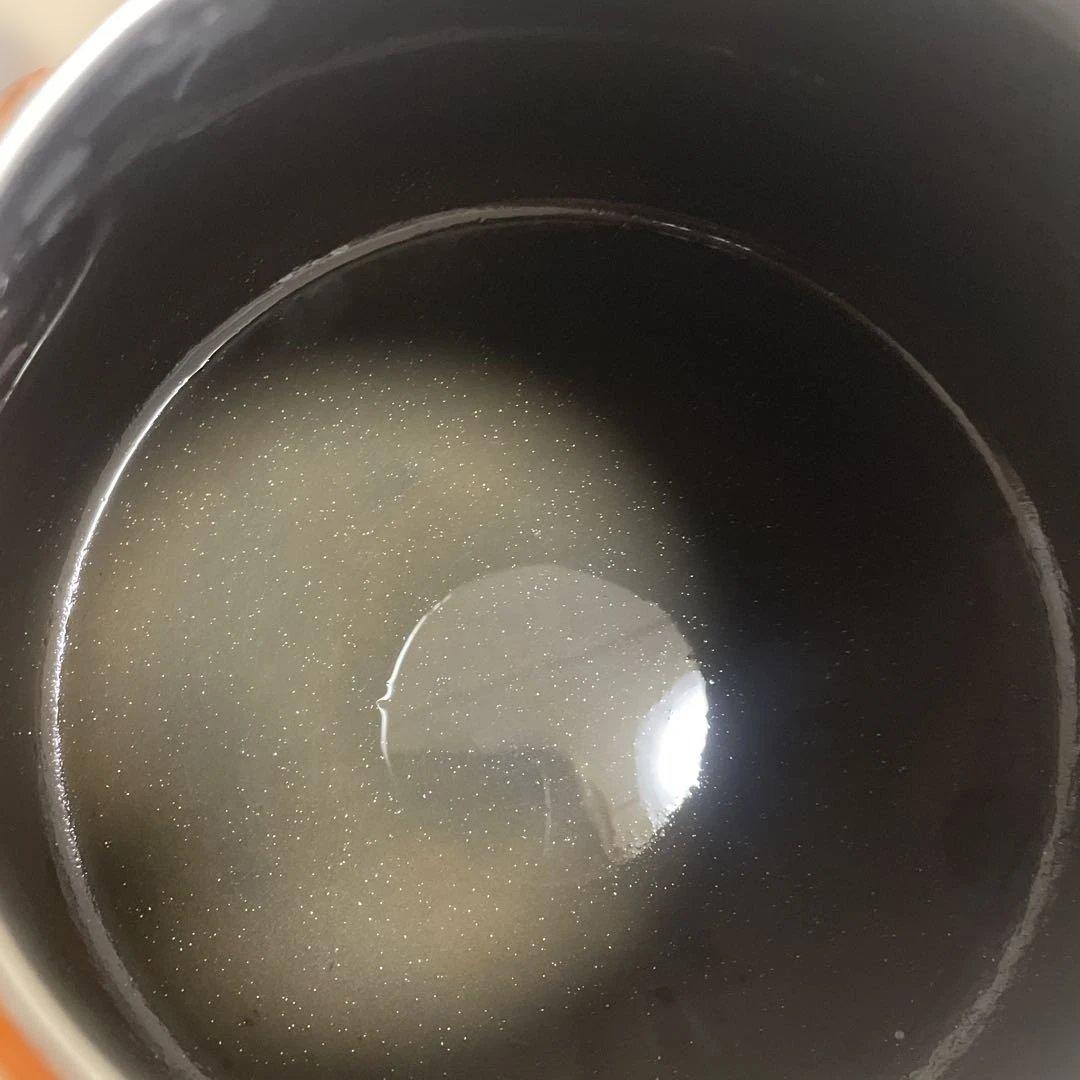 オレンジ色の金属製やかん1.6