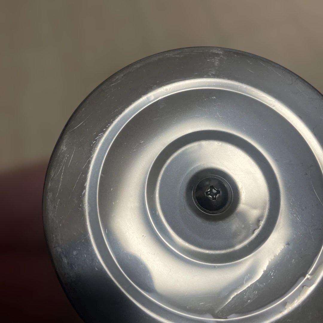 オレンジ色の金属製やかん1.6