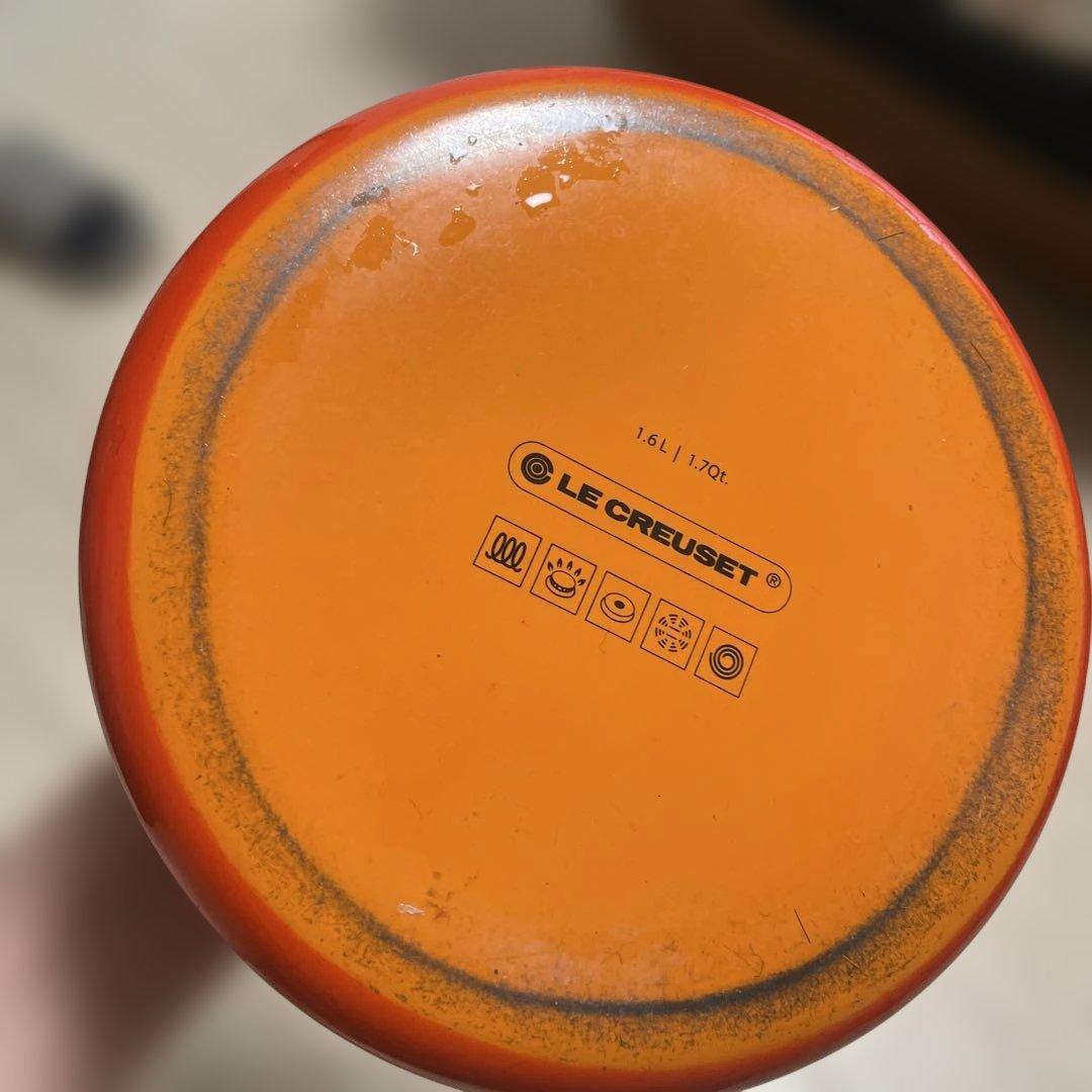 オレンジ色の金属製やかん1.6