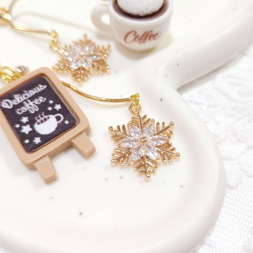 再販♡ジルコニア雪の結晶と猫ホイップクリーム冬のカフェコーヒーシャンデリアピアス