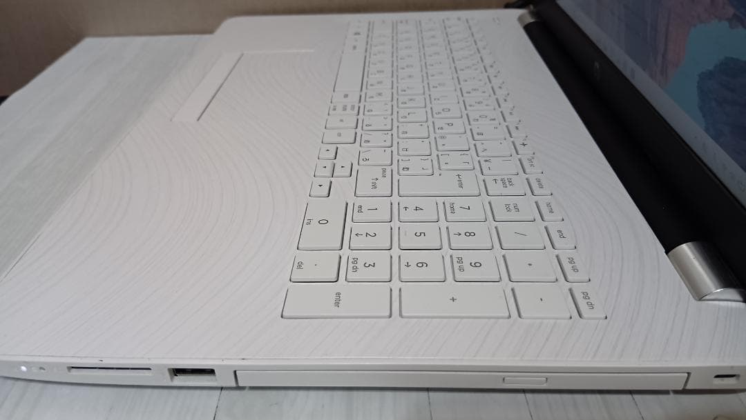 Hp Laptop 15-bs009TU 7世代i5 マーブル調パームレスト