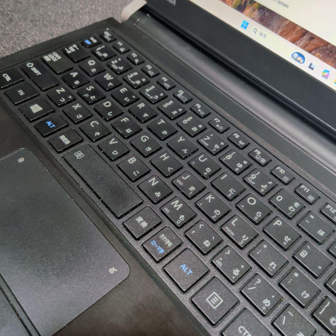軽量PC　Dynabook R73/B Windows11