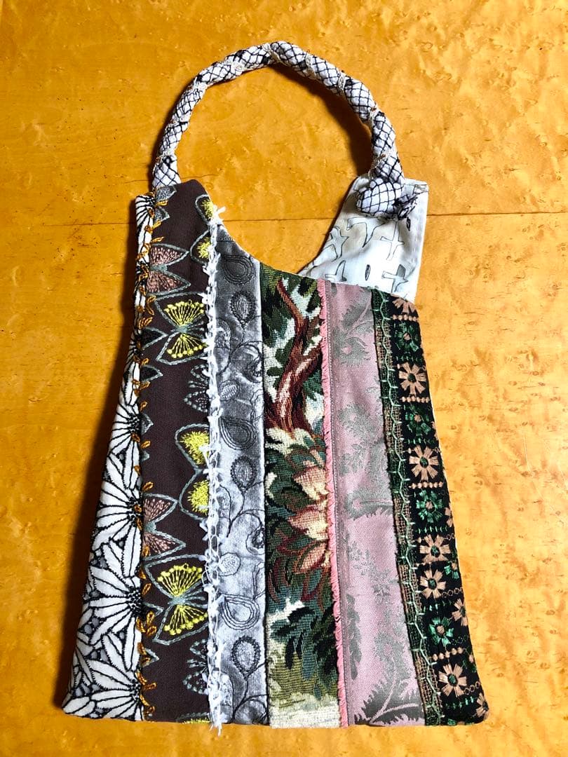 【1点もの】ハンドメイド⭐︎バッグ㉛(パッチワーク+刺繍)
