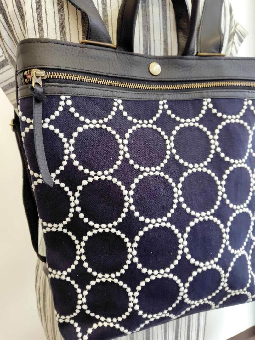 ミナペルホネン/2025tambourineタンバリンネイビー×白/牛革A4