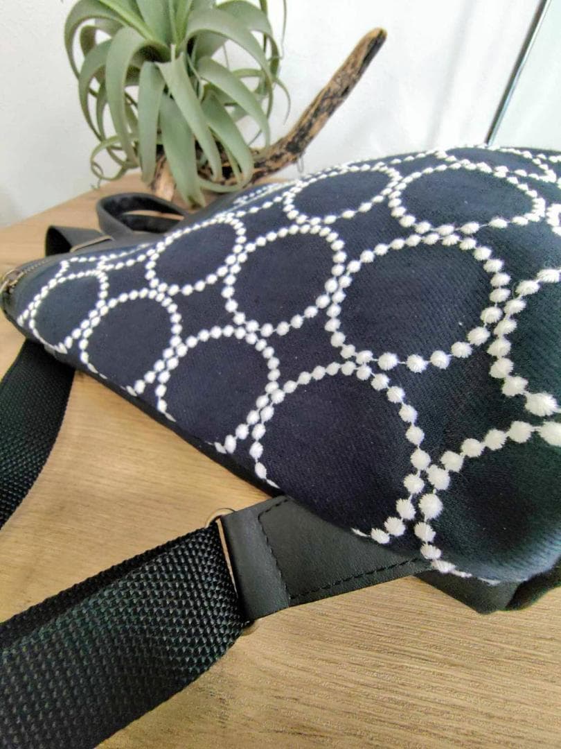 ミナペルホネン/2025tambourineタンバリンネイビー×白/牛革A4