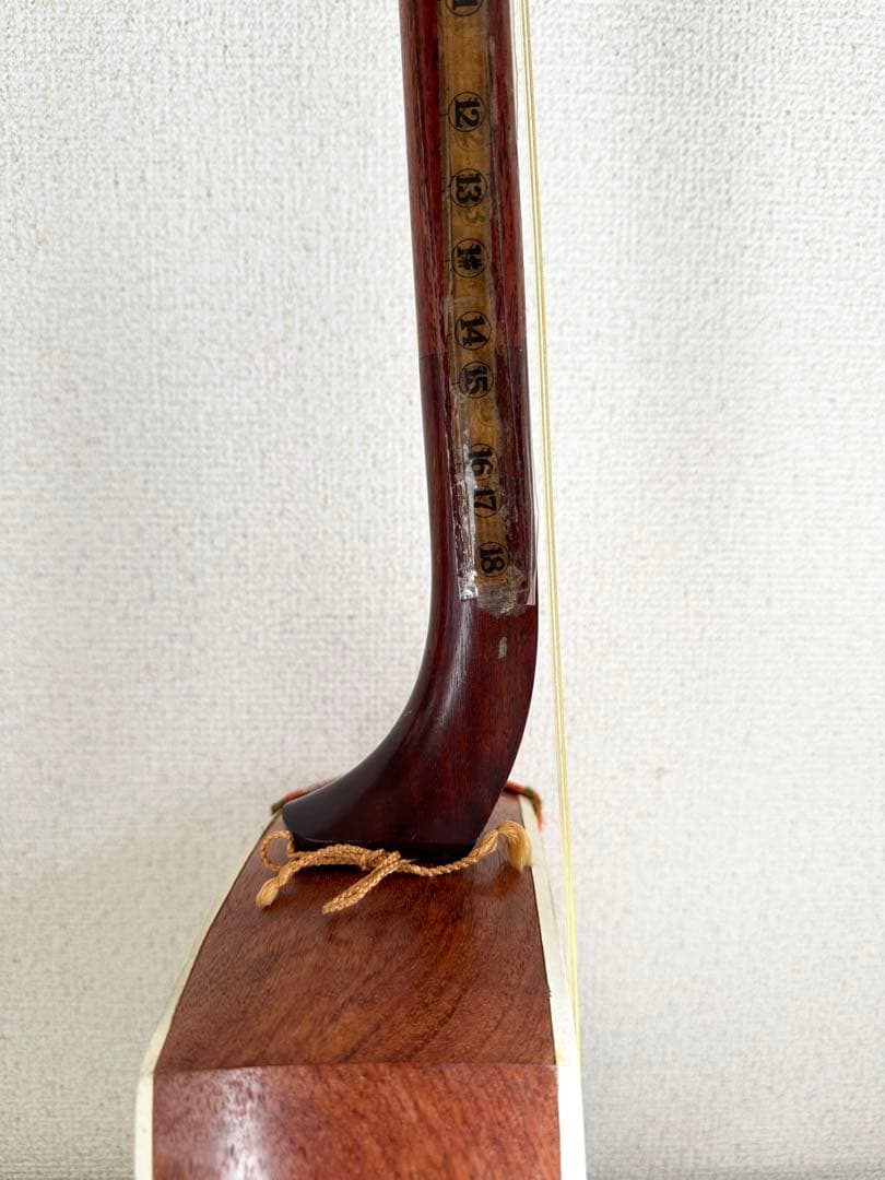 沖縄三線風 和楽器 本体＋撥付き 人工皮　三味線 練習用 胴巻き（和柄）付き