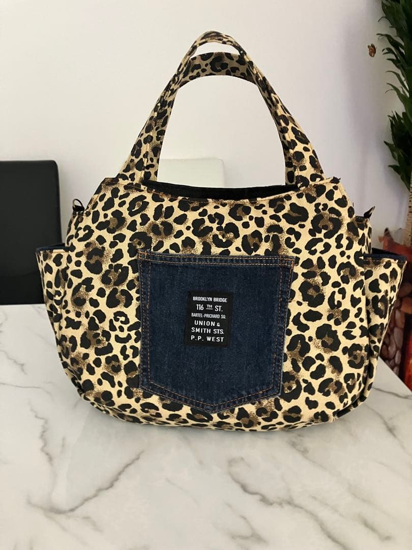 696大きめヒョウ柄デニムリメイクバック　オーバーオールデニム　ハンドメイド