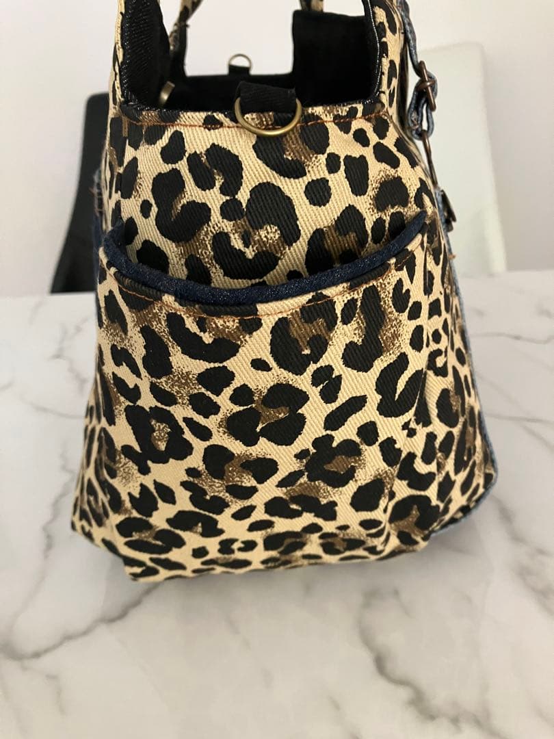 696大きめヒョウ柄デニムリメイクバック　オーバーオールデニム　ハンドメイド