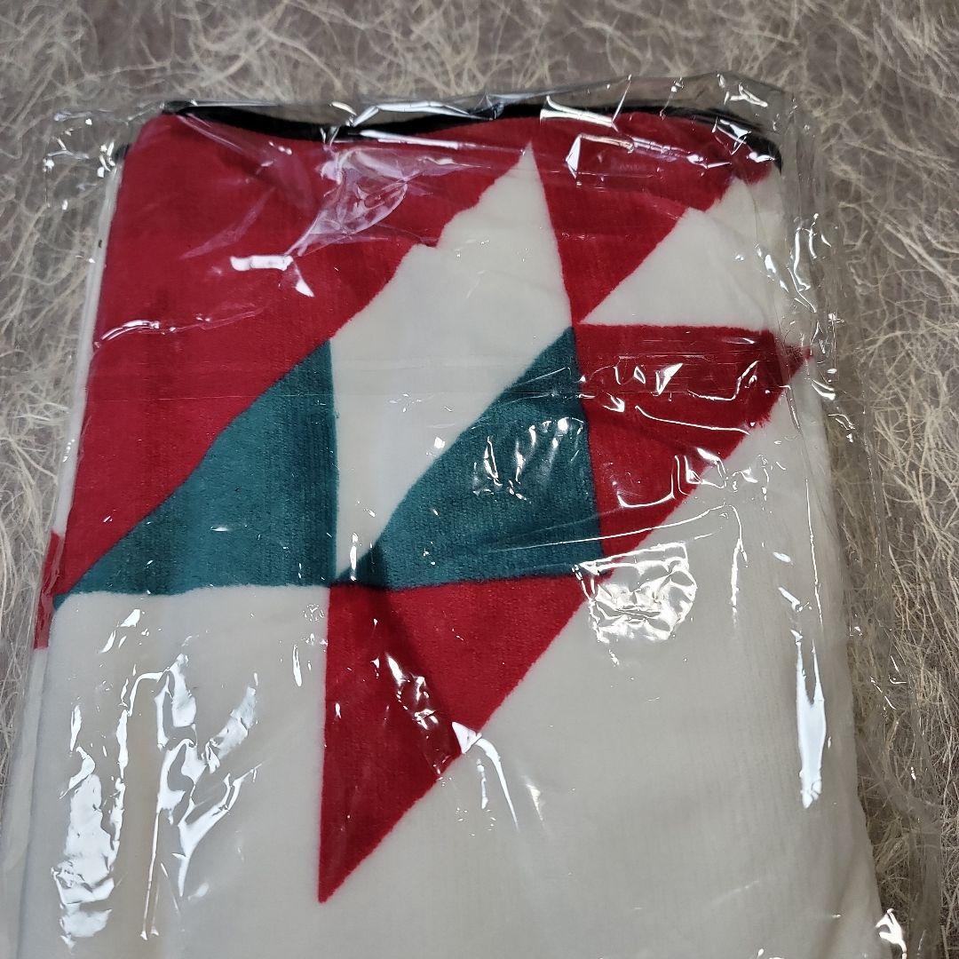 未使用タオル 赤い三角形デザイン